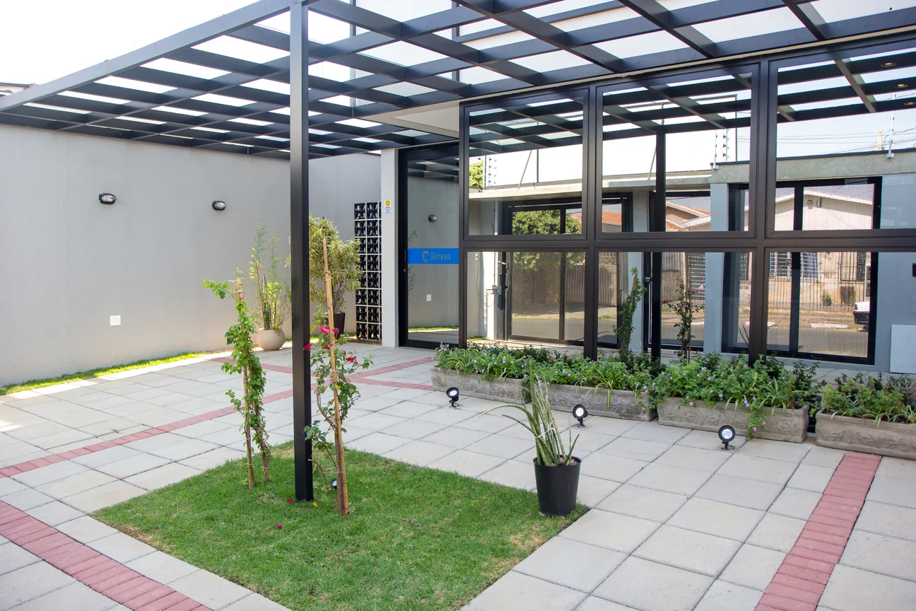 Ambiente externo da Clínica Gênesis com jardim